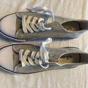 EpicStep Women's Gray Lace-Up Sneakers